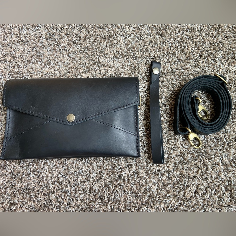 Portland Leather Envelope Crossbody in Smooth Black